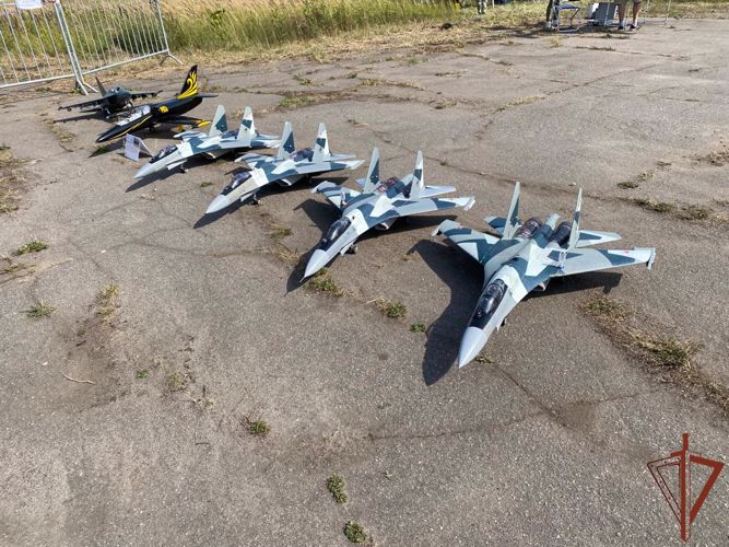 Пилоты Росгвардии поделились опытом с участниками Авиамодельного фестиваля «Живущие небом» в Подмосковном поселке Монино 