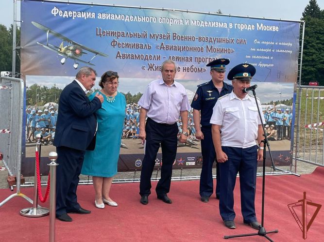 Пилоты Росгвардии поделились опытом с участниками Авиамодельного фестиваля «Живущие небом» в Подмосковном поселке Монино