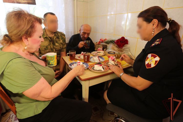 Росгвардейцы навестили эвакуированного из зоны боевых действий ветерана Великой Отечественной войны