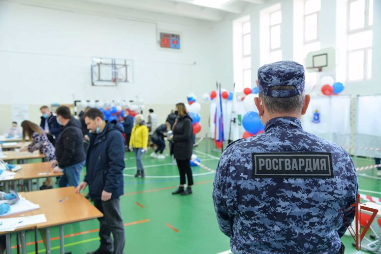 В Единый день голосования на Урале росгвардейцы приняли участие в охране общественного порядка 