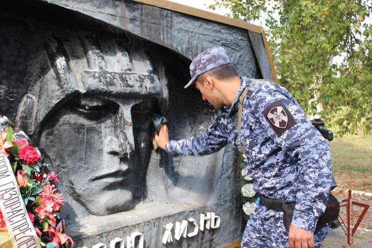 Памятник героям Великой Отечественной войны привели в порядок росгвардейцы в Кабардино-Балкарии