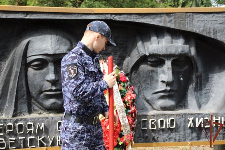 Памятник героям Великой Отечественной войны привели в порядок росгвардейцы в Кабардино-Балкарии