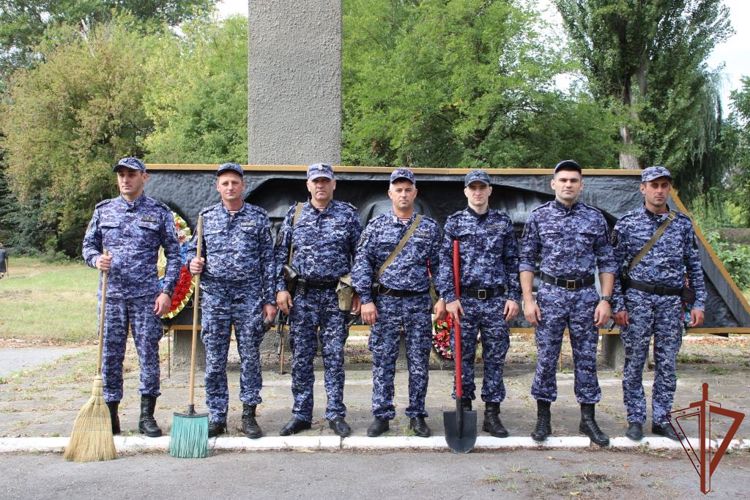 Памятник героям Великой Отечественной войны привели в порядок росгвардейцы в Кабардино-Балкарии