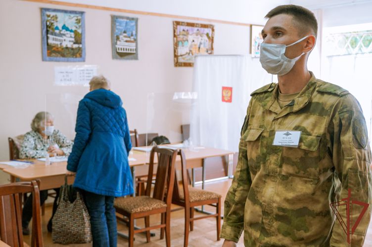 Росгвардейцы Северо-Западного округа приняли участие в обеспечении безопасности проведения Единого дня голосования