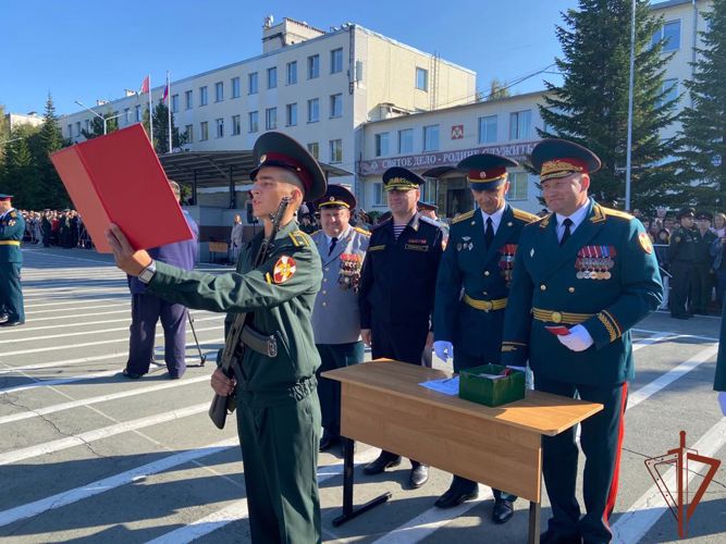 Первокурсники Новосибирского военного института Росгвардии присягнули на верность Отечеству