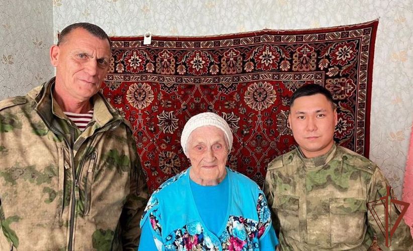 Росгвардейцы поздравили со 100-летним юбилеем ветерана Великой Отечественной войны 