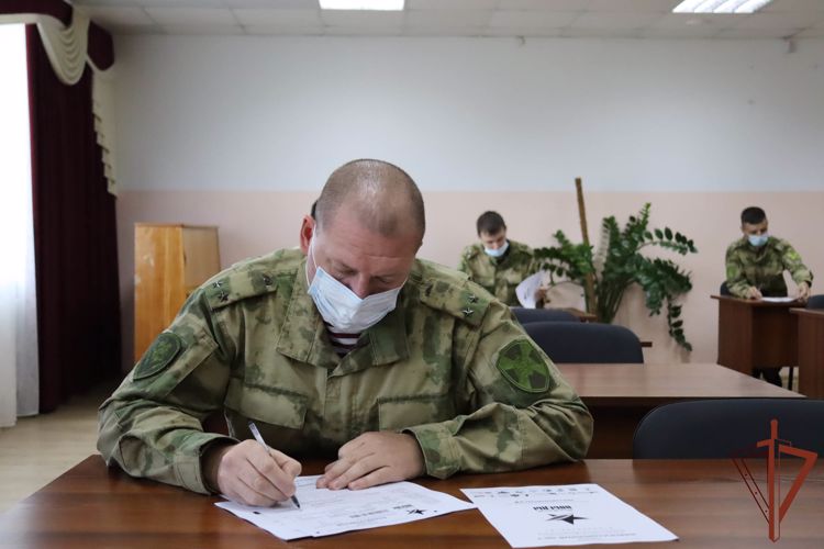 Росгвардейцы-дальневосточники присоединились к акции «Диктант Победы» 