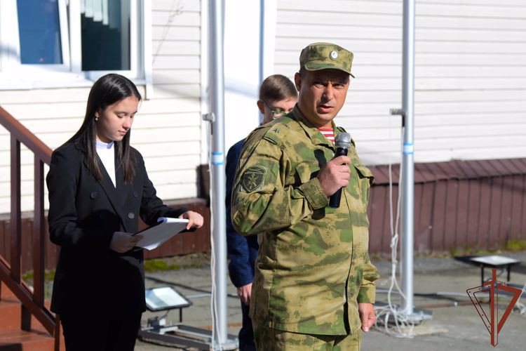 Росгвардейцы поздравили с Днем знаний школьников, студентов и кадетов подшефных учреждений на Урале