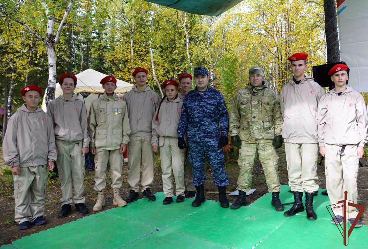 Офицеры Росгвардии провели мастер-класс для юных патриотов в Салехарде