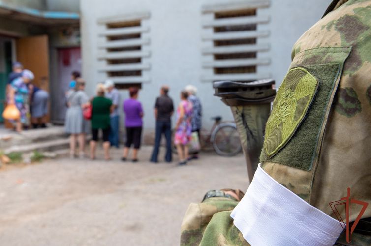 Росгвардейцы обеспечивают выдачу гуманитарной помощи мирному населению в Херсонской и Запорожской областях   