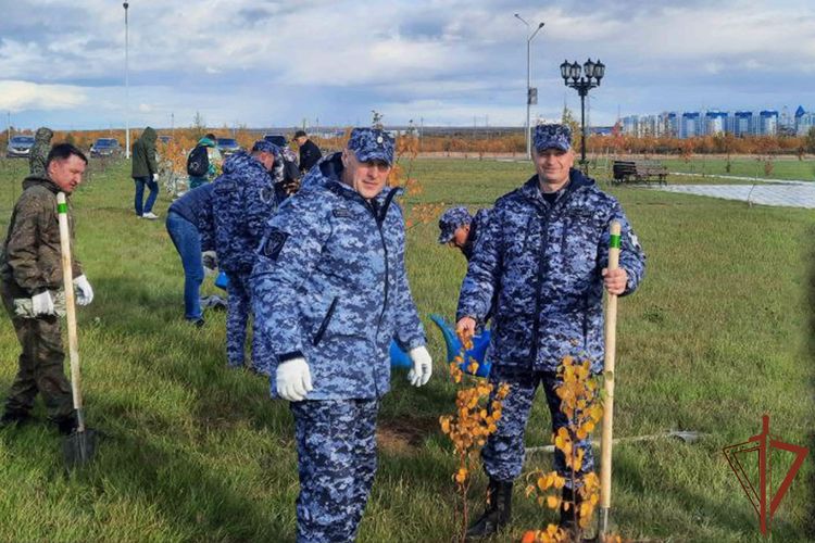 Росгвардейцы озеленили парк Победы в Салехарде в память о героях Сталинградской битвы