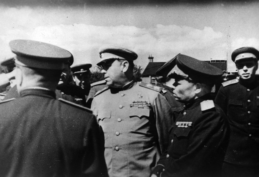 Главнокомандующий советскими войсками на Дальнем Востоке маршал А.М. Василевский и его заместитель генерал армии И.И. Масленников с группой генералов и офицеров, участвовавших в подгтовке и проведении Маньчжурской стратегической наступательной операции / все фото из архива редакции