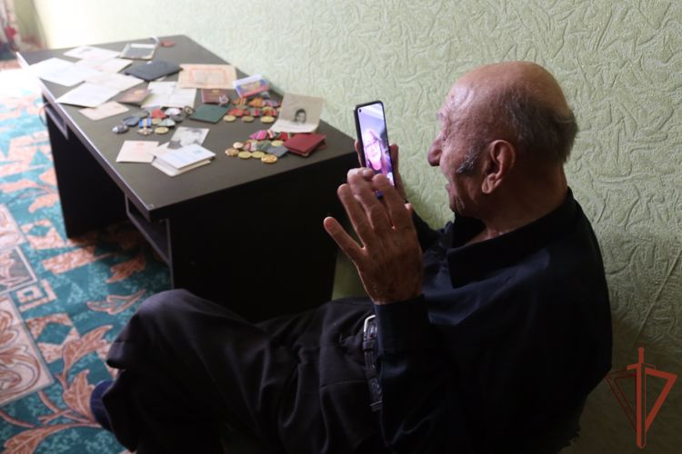Росгвардейцы навестили эвакуированного из зоны боевых действий ветерана Великой Отечественной войны