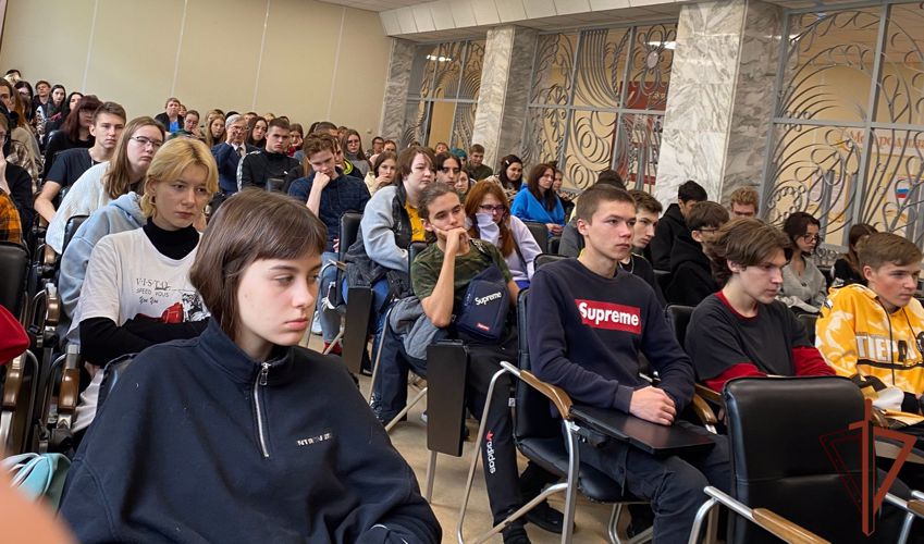  Познавательно-патриотические мероприятия с молодежью проводят росгвардейцы  в Сибири 