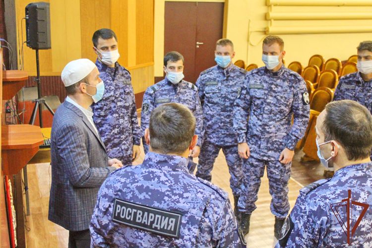 В Центре подготовки Росгвардии состоялась встреча сотрудников с имамом