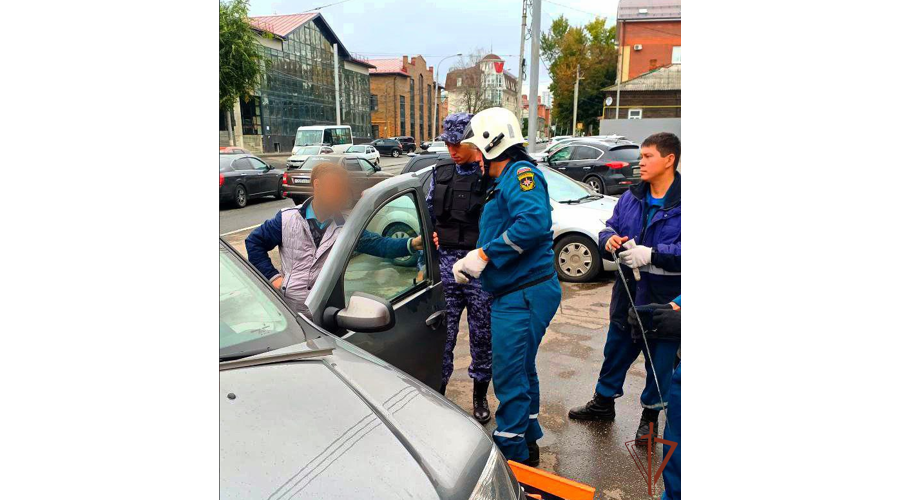 Росгвардейцы оказали содействие экстренным службам в спасении запертого в машине ребенка в Ульяновске 