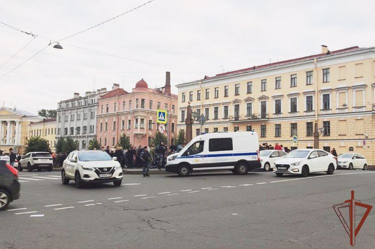 Прыгнувшего с моста в Петербурге мужчину спас ОМОН Росгвардии (видео)