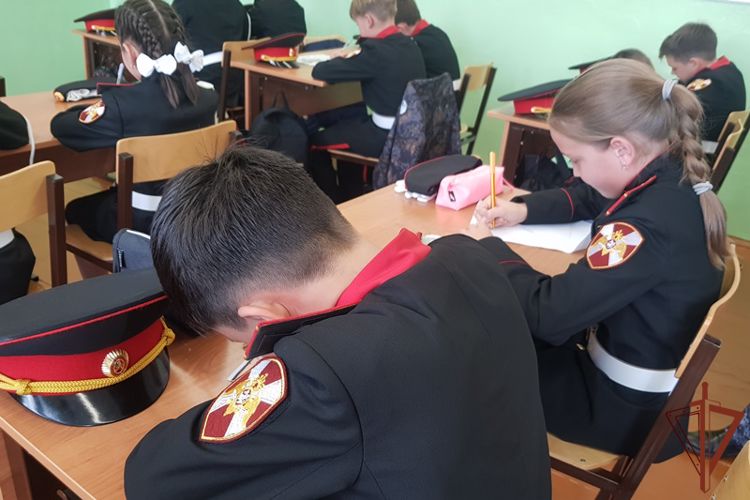 Письма участникам спецоперации и детям Донбасса написали кадеты Росгвардии из Бурятии