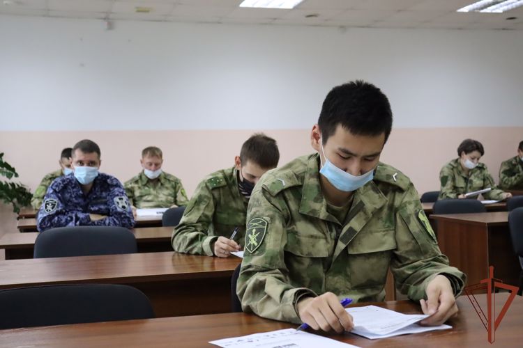 Росгвардейцы-дальневосточники присоединились к акции «Диктант Победы» 