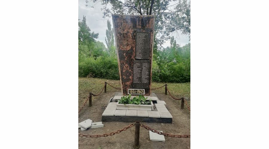 Росгвардейцы отреставрировали памятник советским воинам в ЛНР