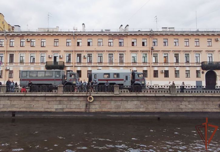 Прыгнувшего с моста в Петербурге мужчину спас ОМОН Росгвардии (видео)