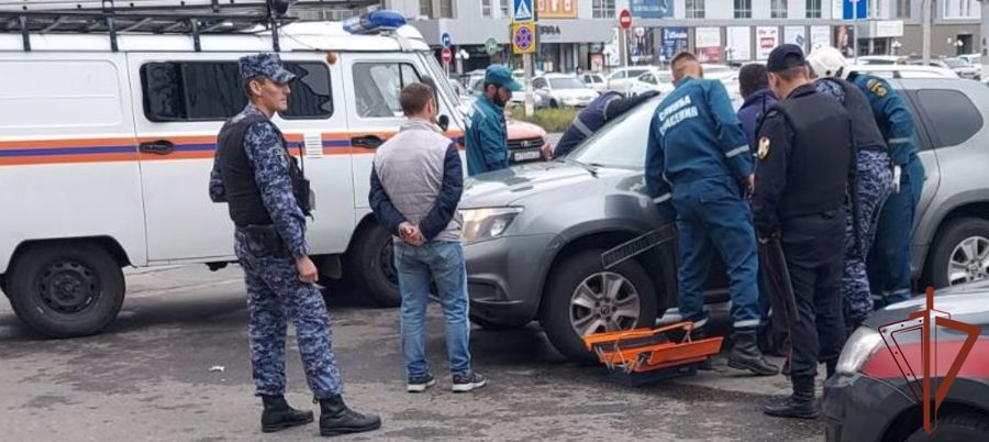 Росгвардейцы оказали содействие экстренным службам в спасении запертого в машине ребенка в Ульяновске 