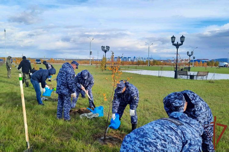 Росгвардейцы озеленили парк Победы в Салехарде в память о героях Сталинградской битвы