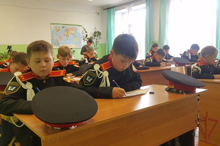 Письма участникам спецоперации и детям Донбасса написали кадеты Росгвардии из Бурятии
