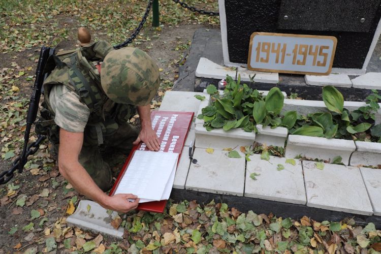 Росгвардейцы отреставрировали памятник советским воинам в ЛНР