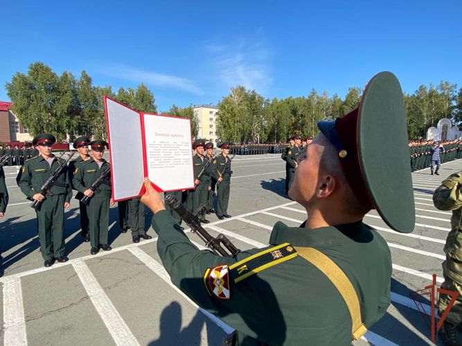 Первокурсники Новосибирского военного института Росгвардии присягнули на верность Отечеству
