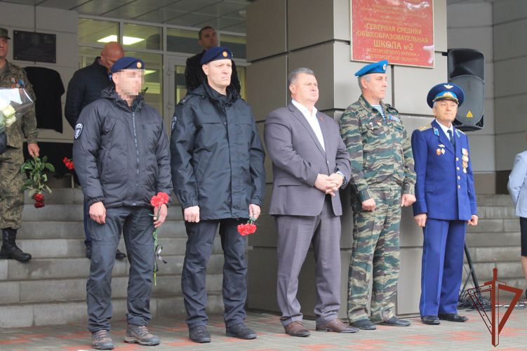 Белгородские росгвардейцы приняли участие в Дне Героев подшефной школы  
