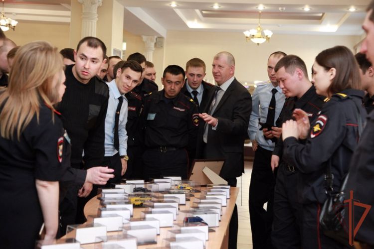 В День коллекционера офицер тюменского ОМОН Росгвардии рассказал журналистам о своём многолетнем увлечении