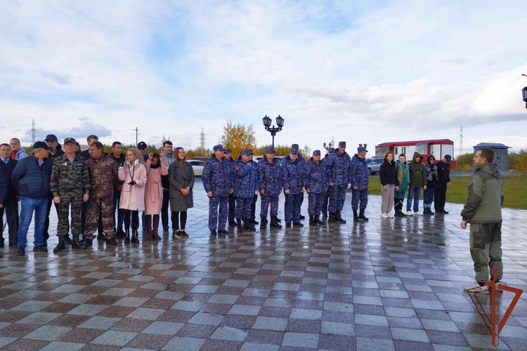 Росгвардейцы озеленили парк Победы в Салехарде в память о героях Сталинградской битвы