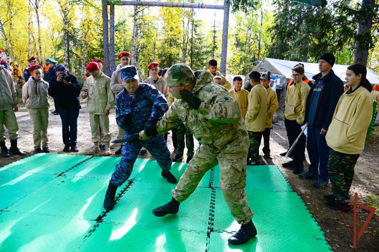 Офицеры Росгвардии провели мастер-класс для юных патриотов в Салехарде
