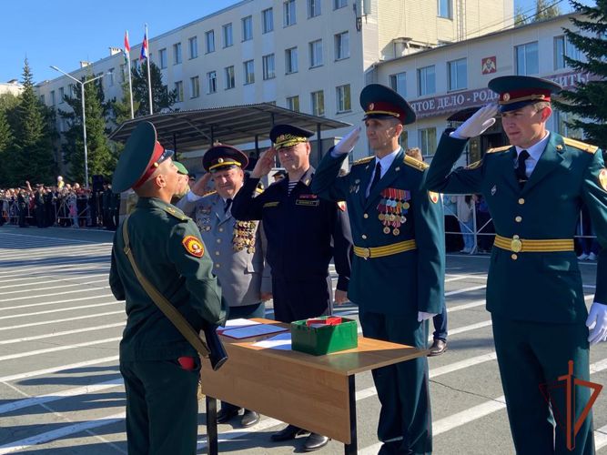 Первокурсники Новосибирского военного института Росгвардии присягнули на верность Отечеству
