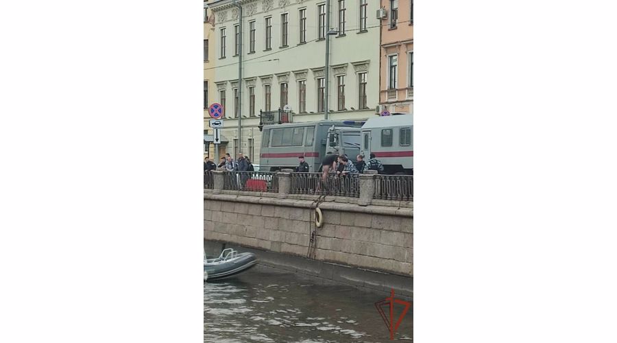Прыгнувшего с моста в Петербурге мужчину спас ОМОН Росгвардии (видео)
