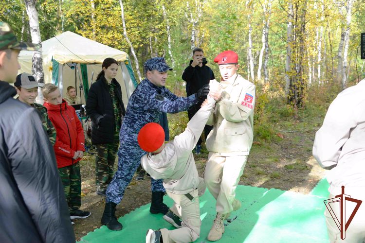 Офицеры Росгвардии провели мастер-класс для юных патриотов в Салехарде