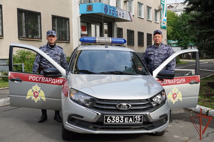Сотрудники Росгвардии эвакуировали людей из горящего дома в Ленинградской области