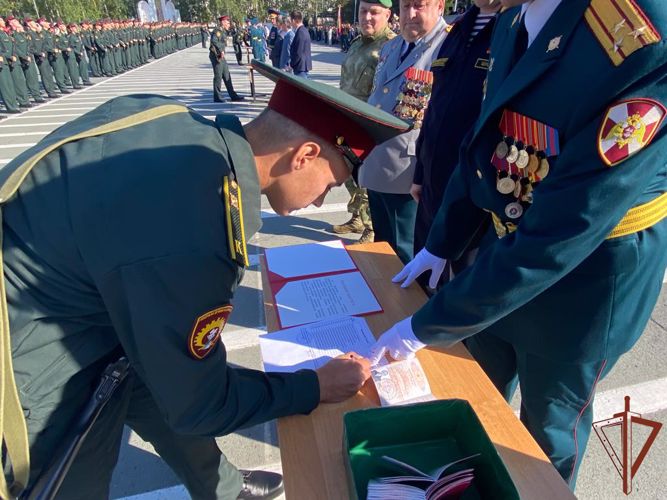Первокурсники Новосибирского военного института Росгвардии присягнули на верность Отечеству