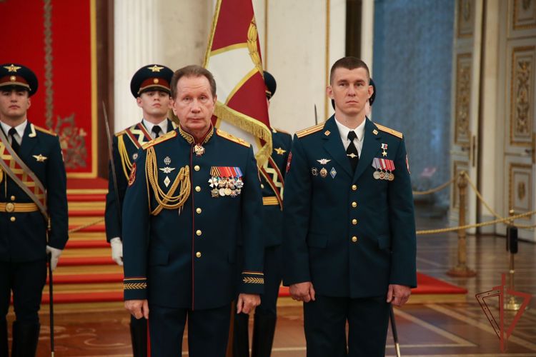 Генерал армии Виктор Золотов вручил троим росгвардейцам Золотые Звезды Героев России