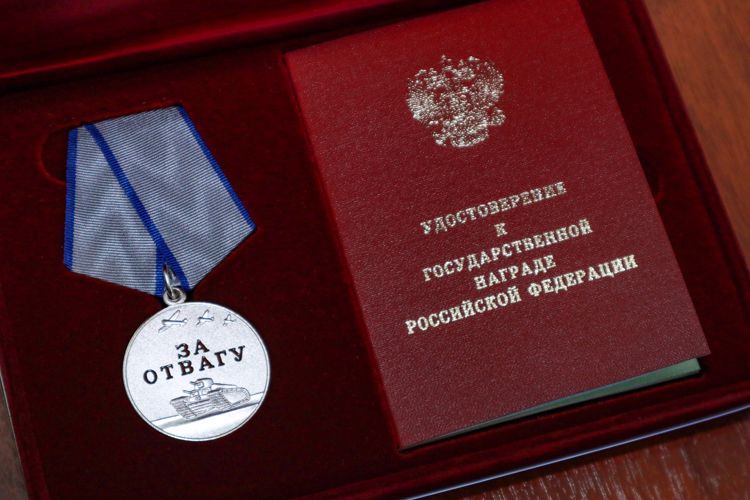 В Сыктывкаре вдове погибшего росгвардейца передана медаль «За отвагу»