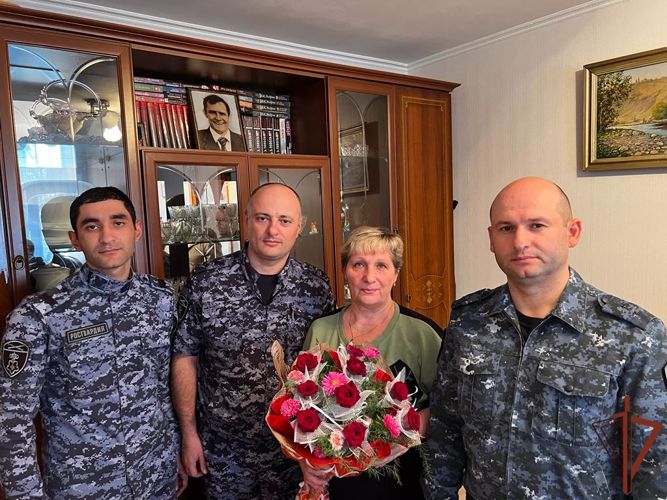 Вдову погибшего воина правопорядка навестили росгвардейцы в Карачаево-Черкесии   