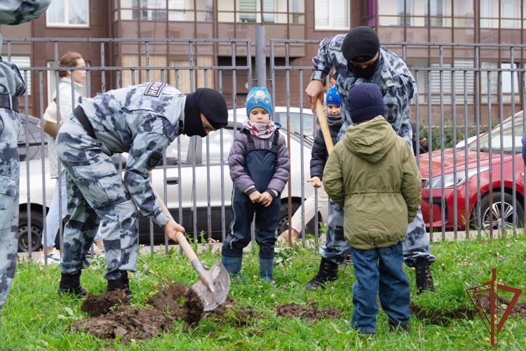 Росгвардейцы приняли участие в акции «Дерево Сталинграда» в Санкт-Петербурге