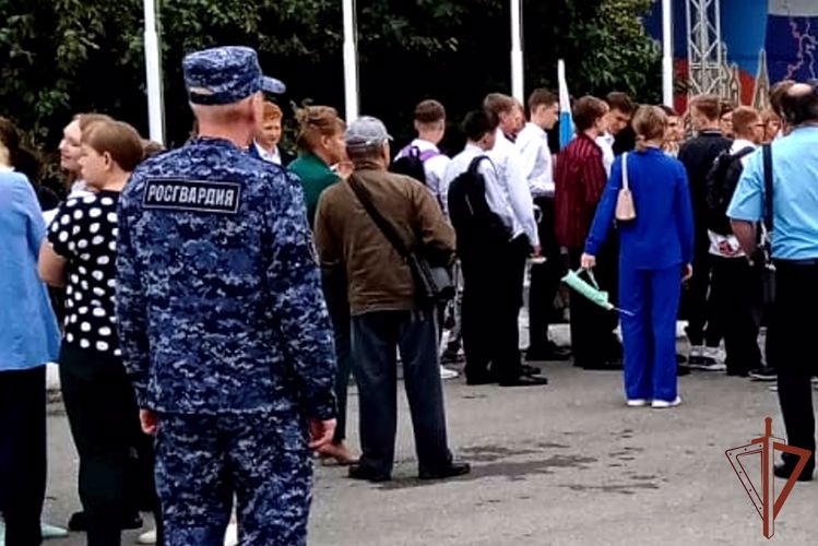 Росгвардия обеспечила правопорядок и безопасность Дня знаний на Урале