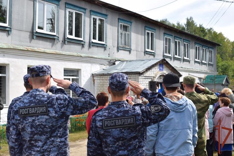 Мемориальная доска в память о сотруднике Росгвардии открыта в Нижегородской области 