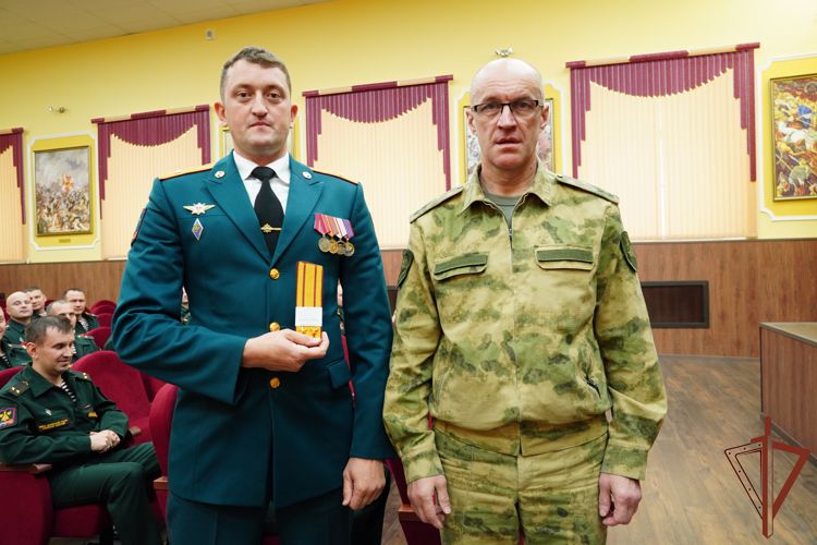Заместитель командующего Северо-Западного округа наградил слушателей факультета Росгвардии военной академии МТО