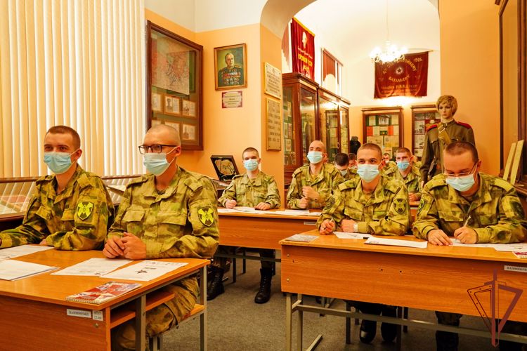 Более 2,6 тыс. военнослужащих и сотрудников Северо-Западного округа Росгвардии стали участниками «Диктанта Победы»