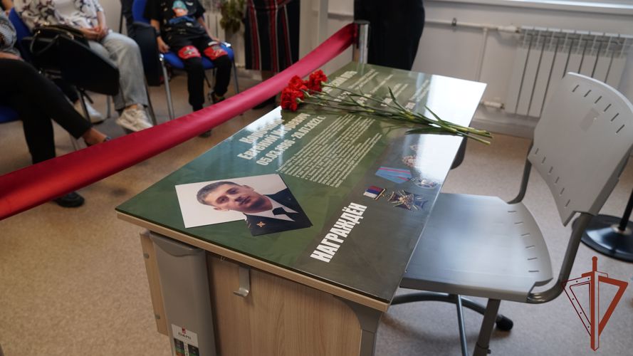 В южно-сахалинской  школе открыли в честь погибшего росгвардейца парту Героя