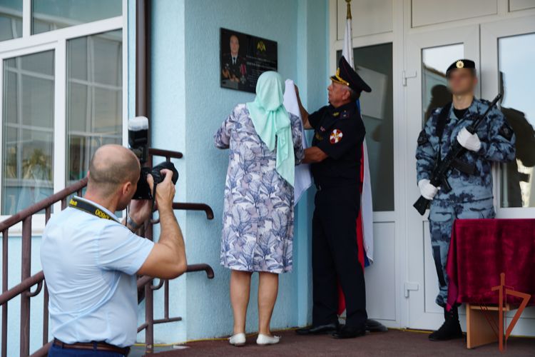  В  школе Оренбурга открыли мемориальную доску в память о росгвардейце Рафаэле Ахметове