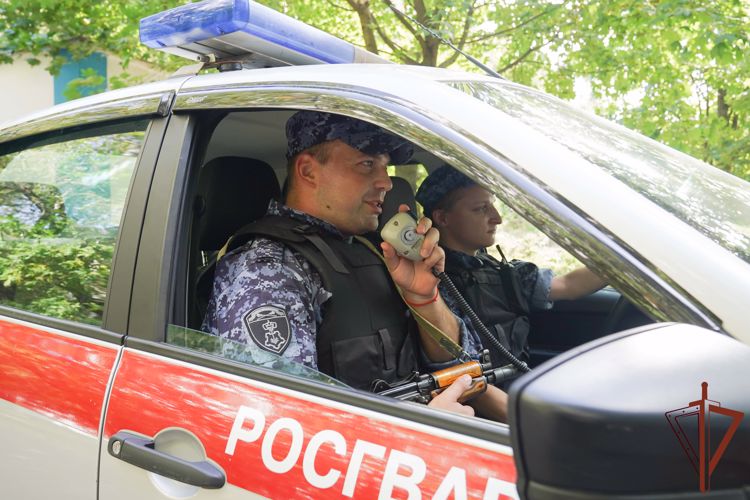 Пострадавшим в ДТП людям пришли на помощь сотрудники Росгвардии в Москве